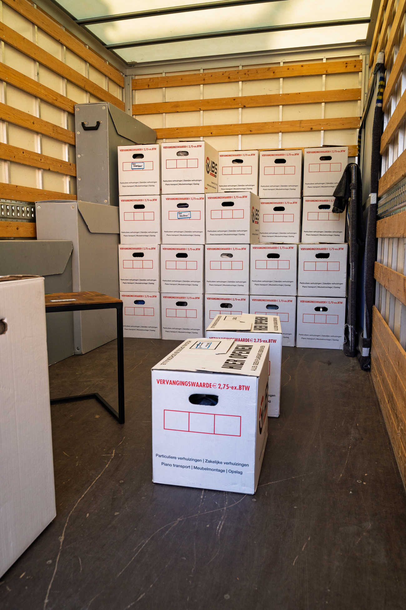verhuisdozen in verhuiswagen
