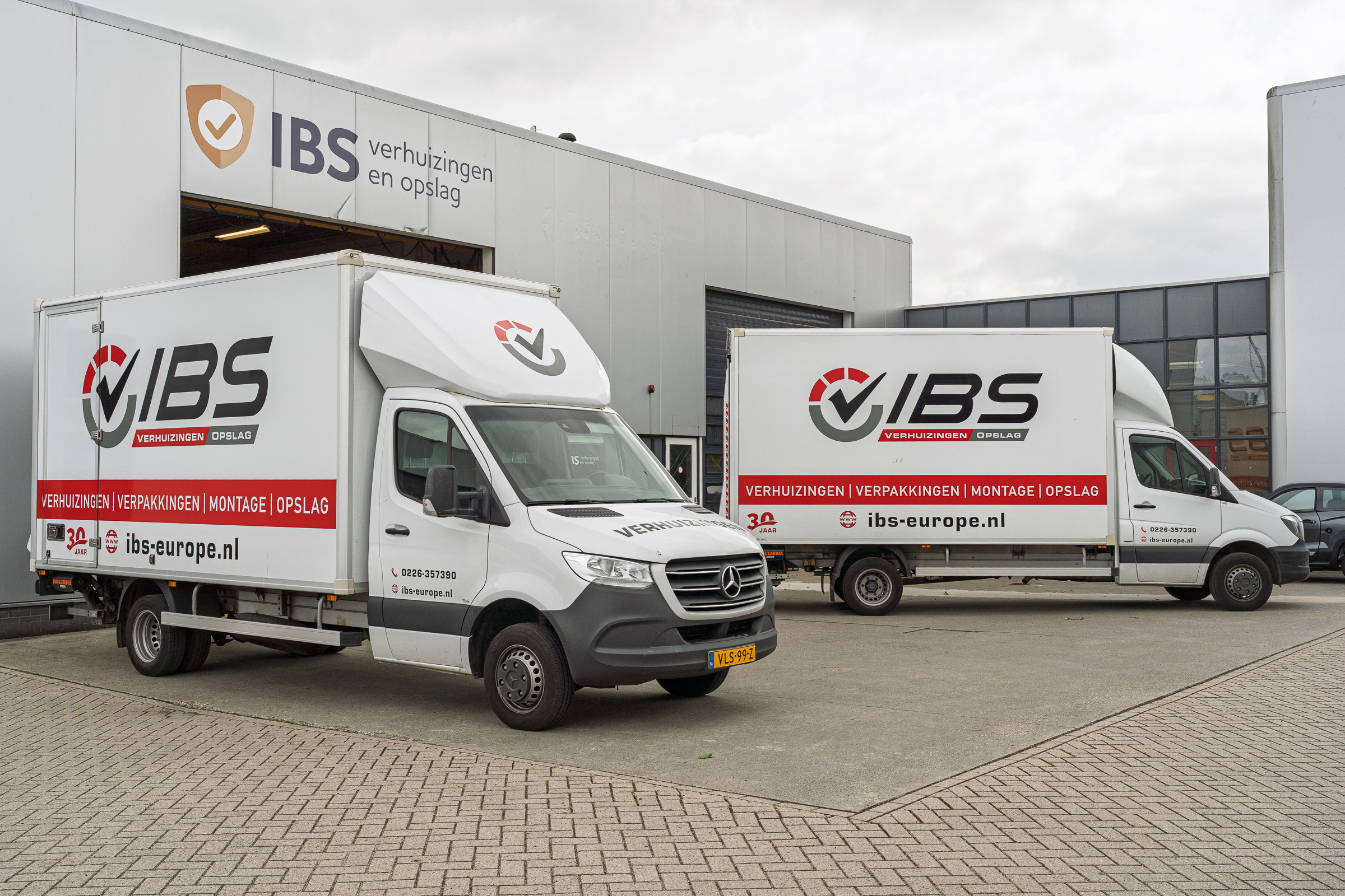 Verhuiswagens van IBS voor het bedrijfspand