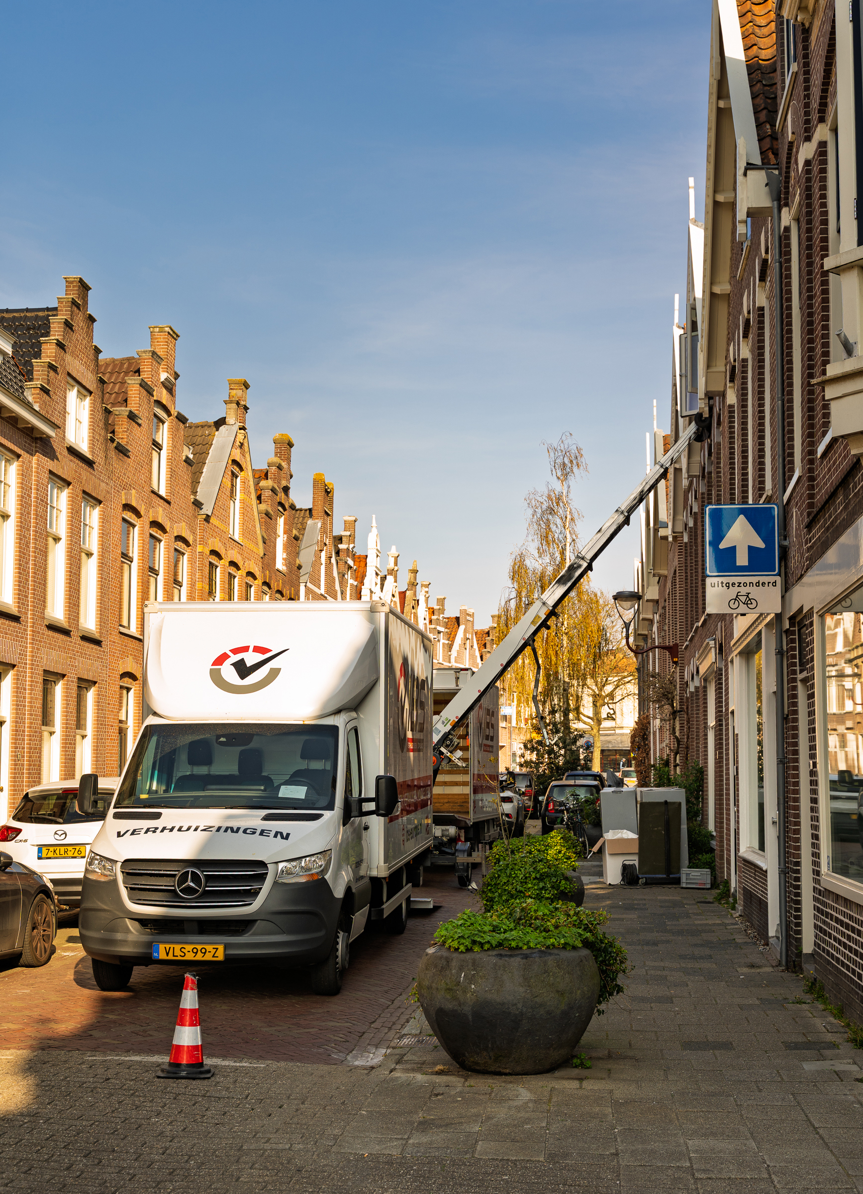 Verhuiswagen en verhuislift van IBS in een woonstraat